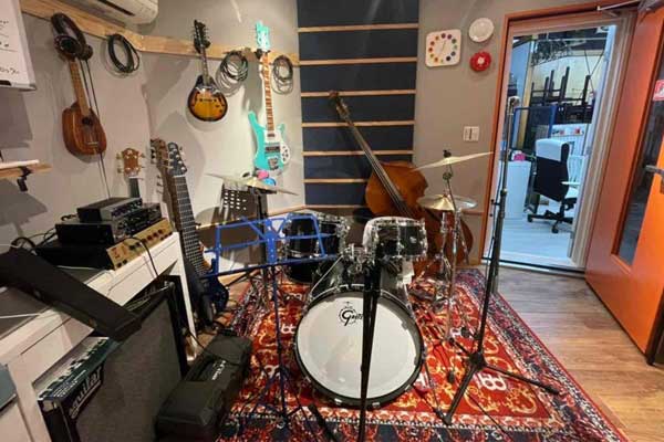 たくさんの楽器がいつでも自由に使え、教わることもできます。