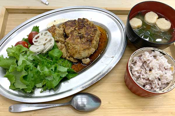 ランチメニューは日替わりで生徒は1食500円（税込）
